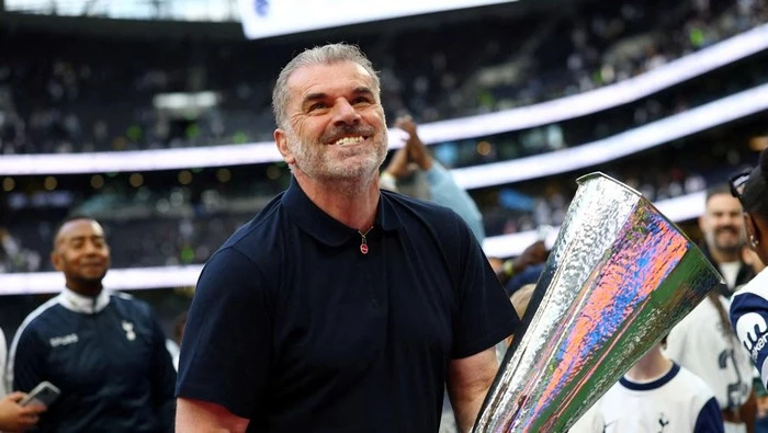 Van de Ven Masih Pertanyakan Keputusan Spurs Pecat Postecoglou 