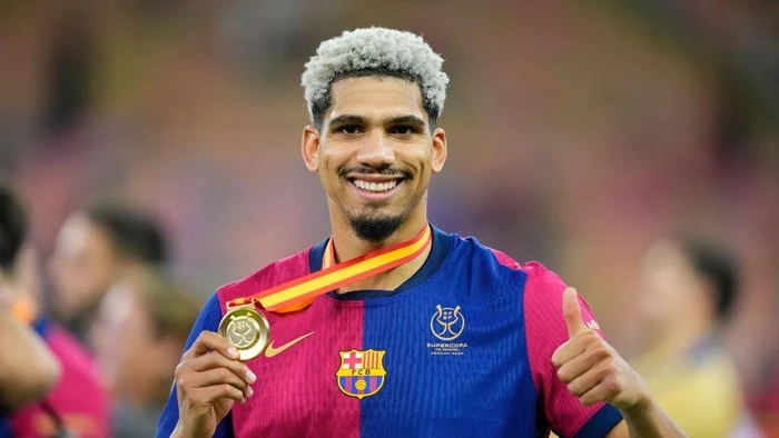 Hansi Flick: Ronald Araujo Tak Akan Tinggalkan Barcelona