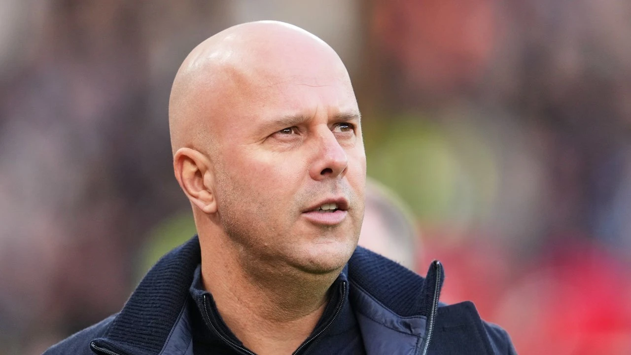 Virgil van Dijk Bela Arne Slot Usai Pertanyaan 'Tak Sopan' soal Xabi Alonso