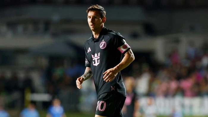 Suporter Nekat Masuk Lapangan, Lionel Messi Sampai Terjatuh